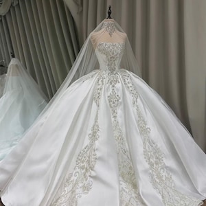 Luxe satijnen baljurk trouwjurk, bruidsjurk met kristallen kralen, kathedraalsluier, Royal Princess Bridal Couture, op maat gemaakt