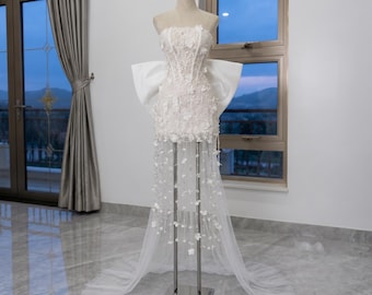 Vestido de noiva curto floral elegante, modelo tomara que caia com corpete, cauda ilusão removível e detalhes em pérola para a recepção.