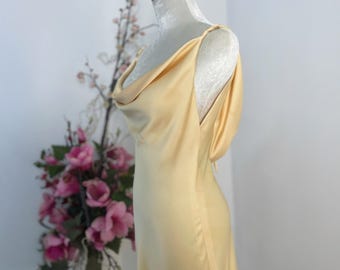 Gele zijdesatijnen jurk zonder rug, elegante avondjurk, lange onderjurk, jurk bruiloftsgast, outfit tuinfeest