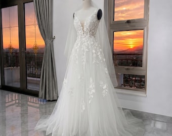 Luxus Brautkleid mit floraler Spitze, Brautkleid mit tiefem V Stil, ätherisches Tüll Prinzessinnenkleid, romantische A-Linie Hochzeit Outfit, Elfenbein