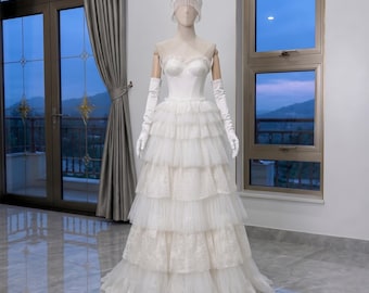 Suknia ślubna w stylu vintage z warstwami, suknia ślubna bez ramiączek, gorset z koronki i tiulu maxi, elegancki strój panny młodej w stylu boho, komplet perłowych rękawiczek z welonem