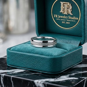 Peut inclure: Un ensemble de trois tasses en céramique avec une finition mate et mouchetée. Les tasses sont dans des tons crème, gris clair et gris foncé. Chaque tasse a un design simple et minimaliste, parfait pour le café ou le thé.