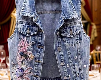 Handgemachte Jeansweste: Ärmellose Jeansjacke mit Blumen Detail