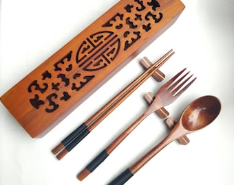 Juego de caja y vajilla de palisandro hechos a mano / Palillos, cuchara y tenedor / Tallado intrincado / Estilo japonés / Regalos de boda artesanales