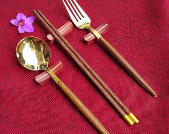 Juego de palillos, cuchara y tenedor de madera natural hechos a mano / Vajilla de estilo japonés / Regalo de boda hecho a mano / Juego de comedor de lujo / Caja incluida
