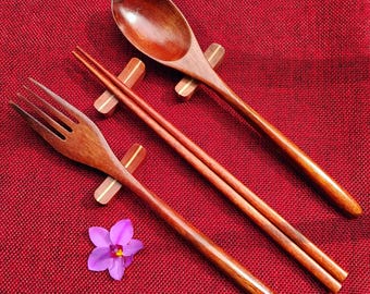Juego de utensilios de palisandro hechos a mano: palillos, cuchara y tenedor de madera. Vajilla de madera natural. Regalo de boda. Regalo artesanal.