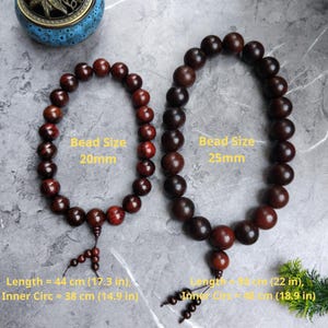 Gebedsmala met 21 kralen van 20 mm of 25 mm, gemaakt van natuurlijk rozenhout | Boeddhistische mala-armband | Donkerrood hout | Handgebedskralen Couple (20&25mm)