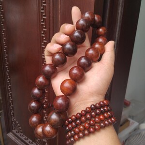 Gebedsmala met 21 kralen van 20 mm of 25 mm, gemaakt van natuurlijk rozenhout | Boeddhistische mala-armband | Donkerrood hout | Handgebedskralen afbeelding 4