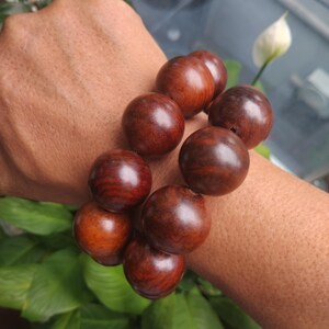 Gebedsmala met 21 kralen van 20 mm of 25 mm, gemaakt van natuurlijk rozenhout | Boeddhistische mala-armband | Donkerrood hout | Handgebedskralen afbeelding 7