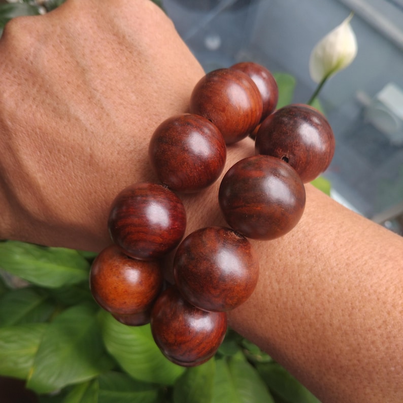Gebedsmala met 21 kralen van 20 mm of 25 mm, gemaakt van natuurlijk rozenhout | Boeddhistische mala-armband | Donkerrood hout | Handgebedskralen afbeelding 7