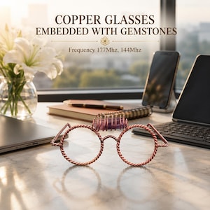 Könnte beinhalten: Kupferbrille mit einem gedrehten Drahtrahmen und einem violetten Edelstein am Steg. Der Text COPPER GLASSES EMBEDDED WITH GEMSTONES und Frequency 177Mhz, 144Mhz ist über diesem dekorativen Objekt deutlich zu erkennen.