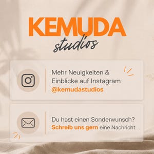 K&ouml;nnte beinhalten: Werbegrafik f&uuml;r Kemuda Studios mit dem Firmennamen in Orange und Schwarz. Zwei rechteckige K&auml;sten enthalten Social-Media-Informationen, darunter ein Instagram-Handle. Der Hintergrund ist ein neutrales Beige mit einer Vase mit getrockneten Pflanzen.