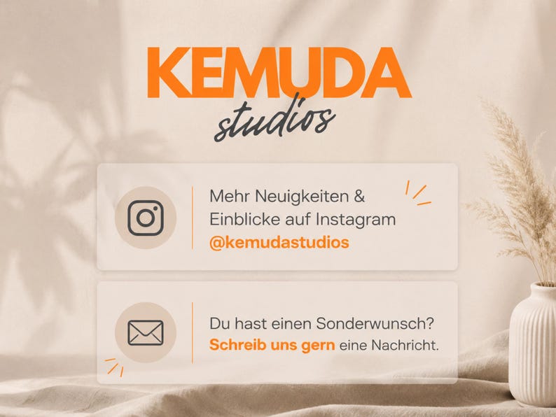 K&ouml;nnte beinhalten: Werbegrafik f&uuml;r Kemuda Studios mit dem Firmennamen in Orange und Schwarz. Zwei rechteckige K&auml;sten enthalten Social-Media-Informationen, darunter ein Instagram-Handle. Der Hintergrund ist ein neutrales Beige mit einer Vase mit getrockneten Pflanzen.