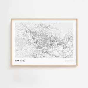 Könnte beinhalten: Ein gerahmter Schwarz-Weiß-Karten-Druck von Bandung, Indonesien. Die Karte zeigt die Straßen und Wasserwege der Stadt. Das Wort "BANDUNG" ist fett und schwarz unten links gedruckt. Der Rahmen hat eine helle Holzfarbe.