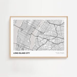 Peut inclure: Une impression encadrée en noir et blanc de la carte de Long Island City, New York. La carte montre les rues et les cours d'eau de la ville, avec le texte "LONG ISLAND CITY" en bas.