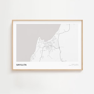 Könnte beinhalten: Ein gerahmter Kartendruck von Sayulita, Nayarit, Mexiko, in Schwarzweiß. Die Karte zeigt das Layout der Stadt mit Straßen und geografischen Merkmalen. Der Text "SAYULITA" befindet sich unten, mit Koordinaten und Standortdetails.