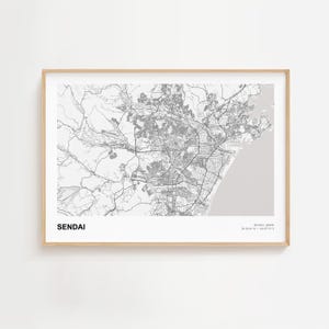 Puede incluir: Una impresión enmarcada en escala de grises del mapa de Sendai, Japón. El mapa muestra el diseño de la ciudad con carreteras y edificios. La palabra "SENDAI" está impresa en la parte inferior izquierda.