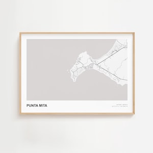 Könnte beinhalten: Gerahmter Druck mit einer minimalistischen Schwarz-Weiß-Karte von Punta Mita, Mexiko. Die Karte ist vor einem hellgrauen Hintergrund platziert, mit dem Text "PUNTA MITA" unten. Der Rahmen hat eine helle Holzfarbe.