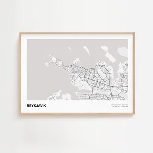 以下が含まれることがあります： レイキャビク、アイスランドの白黒地図のフレームプリント。都市の街路網と周辺地域が、明るい灰色の背景に詳細に描かれています。「REYKJAVÍK」の文字が下部に太字で印刷されています。