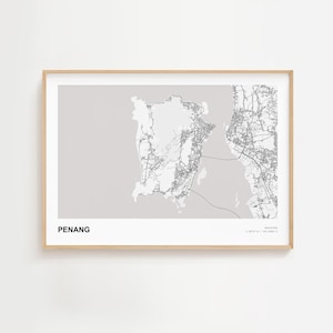 Peut inclure: Une impression encadrée d'une carte de Penang, Malaisie, en noir et blanc. La carte détaille le réseau routier et les caractéristiques géographiques sur un fond gris clair. Le mot "PENANG" est imprimé en gras, en noir, en bas.