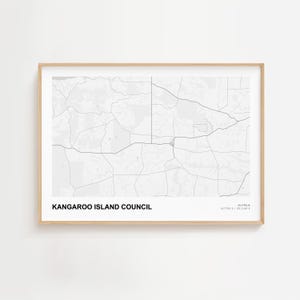 Op de afbeelding: Een ingelijste kaartafdruk van Kangaroo Island Council, Australië. De kaart is in grijstinten, met wegen en geografische kenmerken zichtbaar. De tekst "KANGAROO ISLAND COUNCIL" staat onderaan.