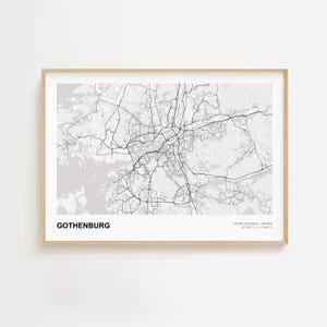 以下が含まれることがあります： スウェーデン、ヨーテボリの白黒地図プリント。地図は都市の道路網と周辺地域を示しています。「GOTHENBURG」の文字がプリントの左下に太字で印刷されています。