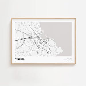 Puede incluir: Un conjunto de tres jarrones de cerámica de diferentes alturas y formas. Los jarrones están esmaltados con un acabado blanco mate, ofreciendo una estética minimalista. El jarrón más alto mide aproximadamente 25 cm.