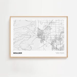 Può includere: Stampa su mappa in bianco e nero incorniciata di Boulder, Colorado, con il nome della città in grassetto in basso a sinistra. La mappa mostra strade, corsi d'acqua e il terreno circostante. Coordinate in basso a destra.