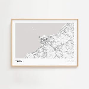 Pode incluir: Impressão emoldurada com um mapa detalhado de Trípoli, Líbano, em preto e branco. O nome da cidade é impresso em negrito no canto inferior esquerdo. O mapa está sobre um fundo cinza claro.