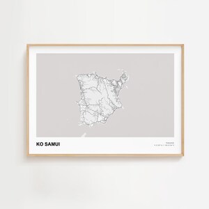 以下が含まれることがあります： タイのサムイ島の詳細な地図が描かれたフレームプリント。グレースケールで表現され、道路や地理的特徴が明るい灰色の背景に示されています。「KO SAMUI」の文字が左下にあります。
