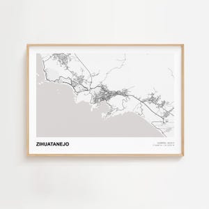 Puede incluir: Una impresión enmarcada del mapa de Zihuatanejo, México, en blanco y negro. El mapa muestra el diseño de la ciudad, las carreteras y las características costeras. El nombre de la ciudad está impreso en negrita, sin serifa, en la parte inferior.
