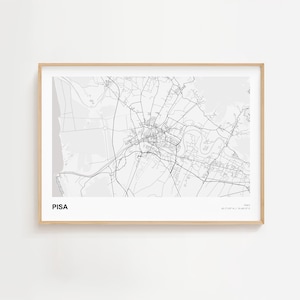 Può includere: Una mappa in bianco e nero incorniciata di Pisa, Italia. La mappa mostra la rete stradale e le caratteristiche geografiche della città. La parola "PISA" è stampata in grassetto in basso a sinistra, con il paese e le coordinate a destra.