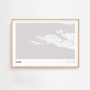 Puede incluir: Un juego de tres tazas de cerámica con un acabado mate moteado. Las tazas son de color crema, gris claro y gris oscuro. Cada taza tiene un diseño simple y minimalista y un asa redondeada.