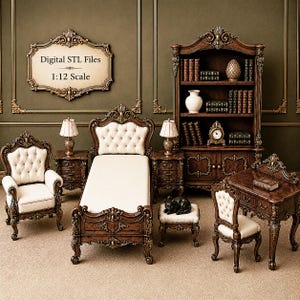 Puede incluir: Un conjunto de muebles de dormitorio en miniatura a escala 1:12 que incluye cama capitoné, sillón, escritorio con silla, mesitas de noche con lámparas y una estantería alta. Madera oscura tallada y tapicería crema. Texto: Digital STL Files 1:12 Scale.