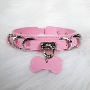 Choker in pelle rosa con ciondolo a forma di osso di cane / Collare punk regolabile / Collana gotica pastello / Gioielli punk morbidi / Regalo per lei