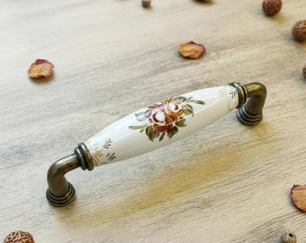 Vintage Floral Ceramic Cabinet Handle with Antique Brass Finish – Decorative Drawer and Door Pull