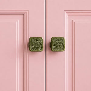Tirador de armario de cerámica vintage con relieve floral y forma cuadrada – Tirador de muebles antiguo verde para armarios de cocina y cómodas.