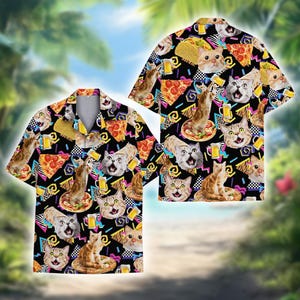 Puede incluir: Camisa hawaiana negra con un estampado repetido de gatos, porciones de pizza, tacos y jarras de cerveza. La camisa tiene una parte delantera abotonada y mangas cortas. El diseño incluye formas geométricas en colores brillantes.