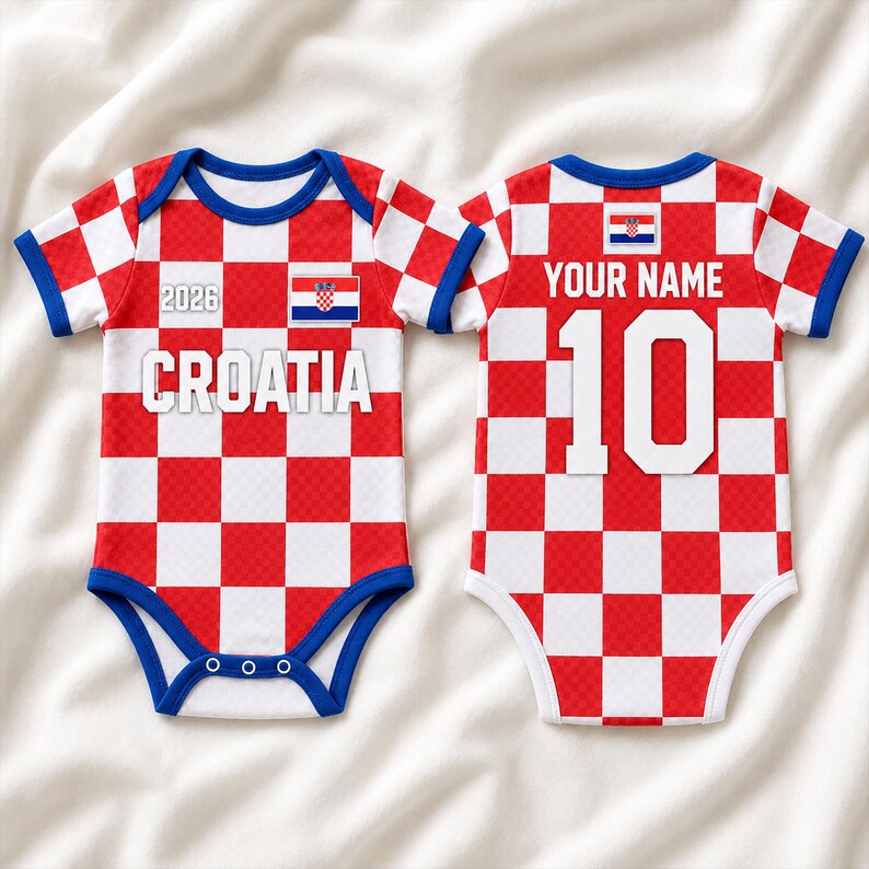 K&ouml;nnte beinhalten: Zwei Babybodys mit rot-wei&szlig;em Karomuster. Die Vorderseite zeigt den Text 2026, das Wort CROATIA und eine kleine kroatische Flagge. Die R&uuml;ckseite zeigt den Text YOUR NAME und die Nummer 10 mit einer kleinen kroatischen Flagge dar&uuml;ber.