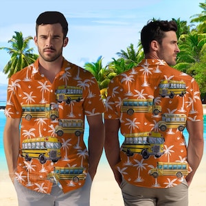 Puede incluir: Camisa naranja de manga corta con un estampado repetido de autobuses escolares amarillos y palmeras blancas. La camisa tiene un cuello clásico. Las palabras "School Bus" son visibles en los autobuses. La camisa la lleva una persona.