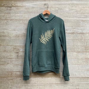 Sweat à capuche Gold Fern en vert forêt : polaire confortable