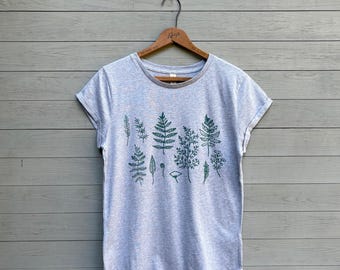 Camiseta de algodón orgánico Understory: diseño de helecho estampado a mano