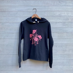 Sudadera con capucha negra "Amapolas de primavera", regalo para una jardinera y mamá