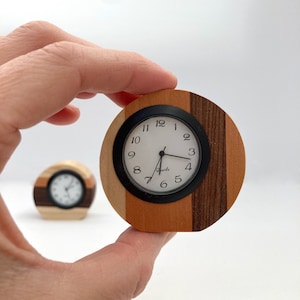 Reloj al atardecer, pequeño reloj junto a la cama, madera recuperada, regalo único en su tipo, reloj a rayas