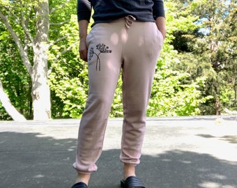 Pantalons de survêtement à fleurs sauvages, rose blush, vêtements écologiques, pantalons confortables, vêtements de week-end, pantalons de gym