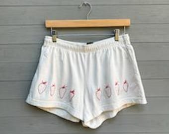手染めイチゴ柄コットンショートパンツ、柔らかなホワイトのサマーガーデニングラウンジウェア