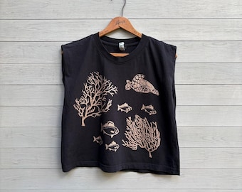 Camiseta sin mangas con estampado de vida marina, de algodón, con peces de cobre, coral y tortuga marina estampados a mano.