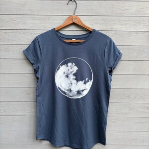 Vollmond Shirt aus Bio-Baumwolle: Handbedrucktes Sommer Top Navy