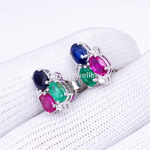 Pendientes de plata de ley hechos a mano con piedras preciosas, zafiros, rubíes y esmeraldas.