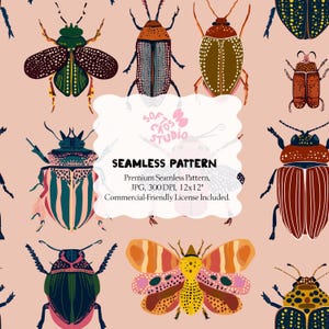 Op de afbeelding: Een naadloos patroon met gestileerde illustraties van kevers en een vlinder op een lichtroze achtergrond. Het ontwerp bevat de tekst "SEAMLESS PATTERN".